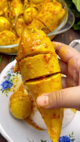 Masih edisi masakan ala rm.padang 😍 Hari ini mamak bikin gulai cumi isi tahu.. memanfaatkan cumi jumbo kemarinan yang pernah mamak posting 😁 klo beli ini di rm.padang harganya lumayan megong yaa.. jd lebih puas bikin sendiri kan.. rasanya yang rich akan bumbu, gurih dan sedikit pedas bikin rasanya lamak bana 🤤 pokoknya juwaraa pisan 🫰🏻 . . GULAI CUMI ISI TAHU & TELOR ala @susan_gracia . Bahan : 1.500gr cumi  Telur rebus secukupnya . Bahan Isian : 2 buah tahu cina 2 butir telur 2 batang daun bawang 1 sdm kaldu bubuk 1 sdt lada bubuk Garam secukupnya . Bumbu Halus : 5 siung bawang putih 12 butir bawang merah 5 butir kemiri 1 ruas jahe 6 cabai merah besar  10 cabai merah keriting  10 cabai rawit merah  . Bumbu Cemplung : 2 lembar dau salam 6 lembar daun jeruk 2 batang serai 3 ruas lengkuas 2 keping asam kandis . 130ml santan kental 2 sdm kaldu bubuk Garam secukupnya . . ✅ Cara Buatnya Tonton Video’nya yaa ❤️ . . . . . . . #homemadefoods #homecooking #homecook #doyancooking #berbagiresep #cumiisitahutelur #gulaicumi #gulaicumiisitahutelor #resepgulaicumi #fyp #fypシ゚viral #reseptiktok 