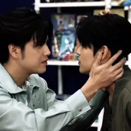 someone asked again to replay their scene, there was no difference between how chain or marc playing his role to stare pun or poon, but from the second clip it is clearly different. (it is not in the script🤭🤭🤭🤭)  #marcpoon #marcpoon🥰🥰❤️🤍🖤💙💙 #marcpoon💗 #marcpoonmit #marcpoonedit #gmmtvlivehouse #marcmc #marcnatarit #poonmit #poon_mit12 #fyourpage #tiktok #trend #fyppppppppppppppppppppppp 