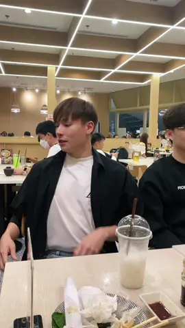 ความหล่อมันเป็นเหตุ😂 @BENZALERT @thana_pon @Lee_Wattana 