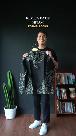 Tetap tampil keren dengan kemeja batik warna hitam, kemeja Harsaya dan Indradewa siap meningkatkan rasa percaya dirimu dengan formal looksnya! Yuk cek keranjang kuning~ #kemeja #kemejabatik #kemejabatikkerja #kemejakondangan #kemejalamaran #fyp #fypviral #ootdbatik 