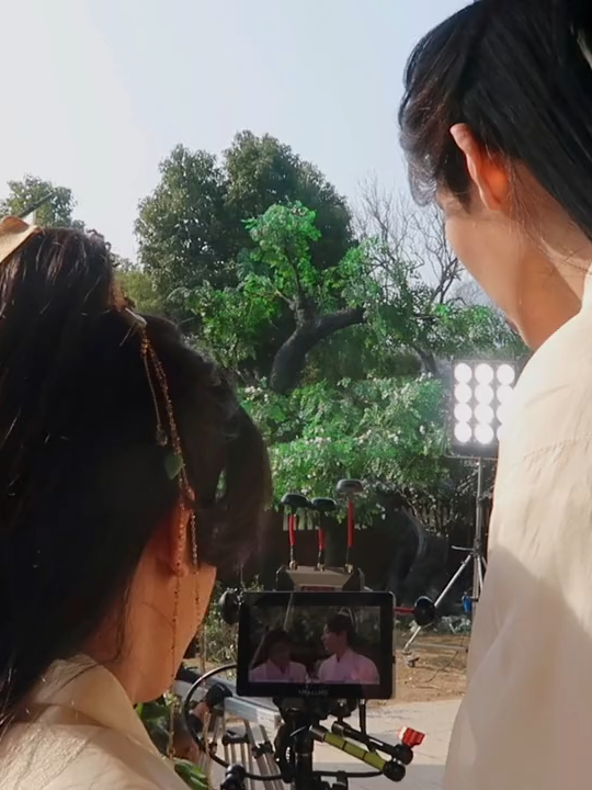 #meetyouattheblossomtheseries🌸 What is the scene they are seeing about? 😉You guys can guess it bravely~😜😎✨ #bigsuperstar #shuiqiancheng #สุ่ยเชียนเฉิง #水千丞 #chenyiyu #陈怡妤  #花开有时颓靡无声 #ก่อนดอกไม้บาน #meetyouattheblossom #MeetYouattheBlossom #MeetYouattheBlossomTheSeries #bl #bldrama #boyslove #tdrama #thaidrama #cdrama