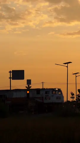 siluet Argo Wilis ketika waktu senja 💫🫶 ##videokeretaapi #keretaapiindonesia #kai #sepur #railfans #railways #daop8 