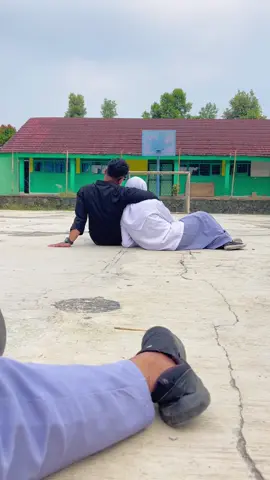 Rangkul dikit doang mah boleh kali🤭 