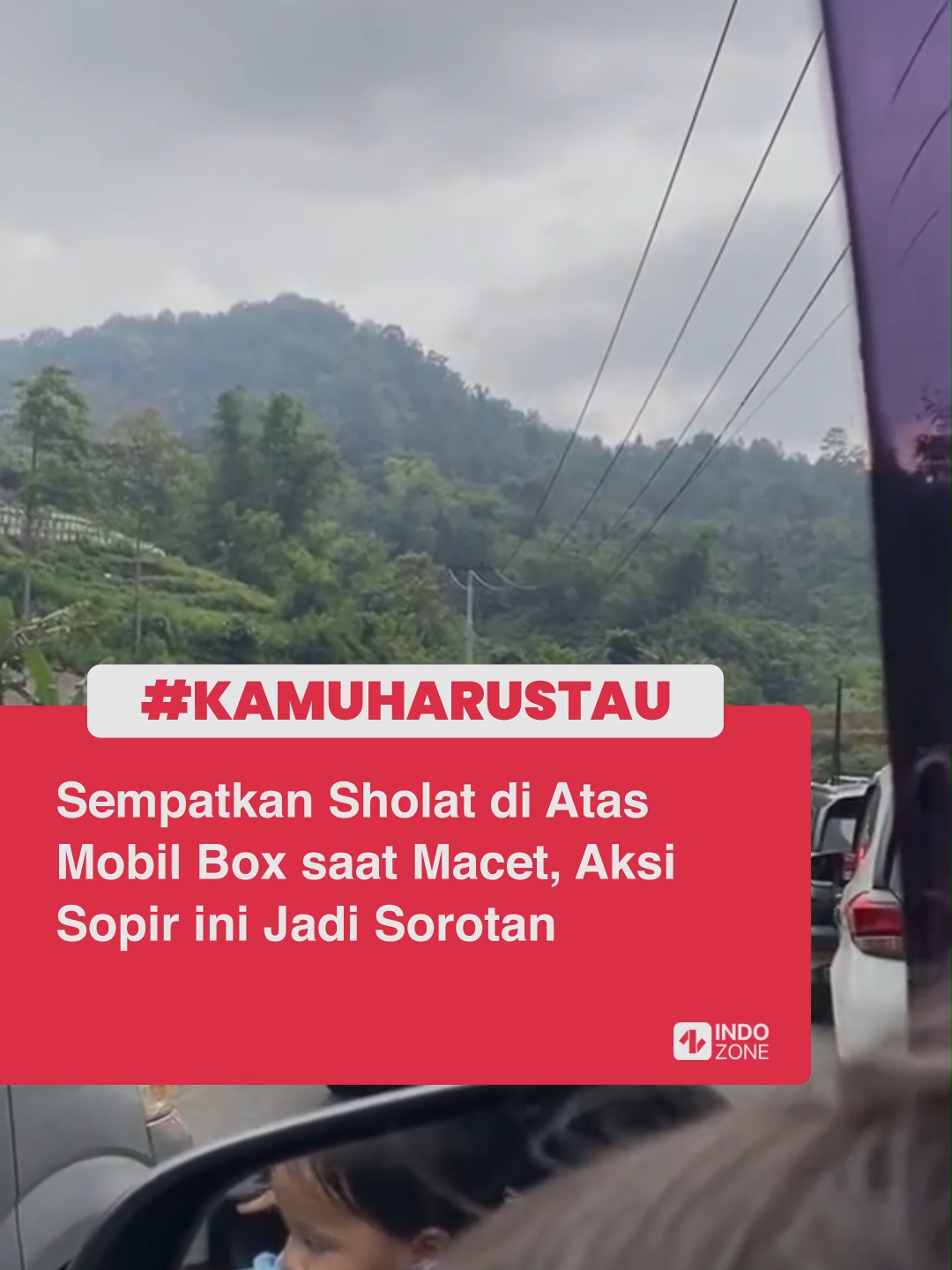 Sholat merupakan kewajiban utama setiap muslim yang harus ditunaikan dalam keadaan apapun. Namun terkadang, kesibukan dan situasi tertentu seringkali menghalangi, seperti saat menghadapi kemacetan panjang di jalan raya.  Meski begitu, dalam video ini kita diperlihatkan bagaimana seorang sopir justru menjadikan momen itu untuk tetap menunaikan ibadah sholatnya. Terlihat seorang sopir mobil box yang memutuskan untuk sholat di atas mobil boxnya sendiri karena terjebak kemacetan yang sepertinya tidak akan segera terurai.  Tanpa ragu dan malu, ia menunaikan sholat dengan khusyuk di tengah keramaian. Sungguh pemandangan yang jarang disaksikan di jalan raya. Tak peduli situasi yang terjadi, sholat harus tetap dilaksanakan. Video tersebut pun mendapat banyak komentar dari para netizen. 