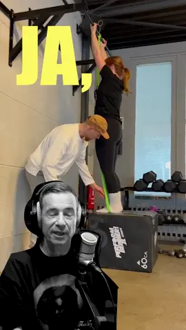 Ihr wolltet es! Ihr bekommt es 🪩 Mach doch! Motivationstrack für Sophies Klimmzugchallenge 🙏🏋️‍♂️  Am 27.Mai um 10uhr erfahrt ihr, ob Sophie einen Klimmzug schafft und Joko und Kai jeweils 5000 Euro spenden müssten!!!  Danke @Kai Pflaume für diesen unironischen Dance-Trainings-Song!!! & Danke Coach Kevin, dass du Sophie an ihre Grenzen bringst 🙏  #machdoch #jokowinterscheidt #sophiepassmann #klimmzugchallenge #sunsetclub @Sophie Passmann @officiallyjoko 