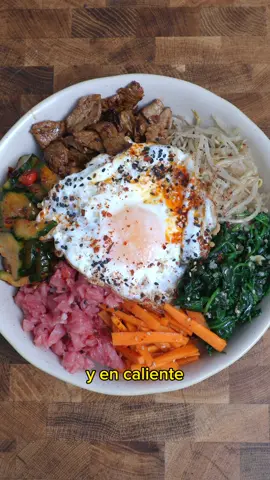 bibimbap, o el bol de arroz templadito con cosas al que le rezo todas las noches 🥒 PEPINO * Medio pepino holandés * Pizca de sal * 1 cucharada de Loaganma (o aceite de chiles) * 1 cucharada de zumo de limón * Medio diente de ajo rallado 🥩 TERNERA * 1 entrecot * 2 cucharillas de salsa de soja * 1 cucharilla de miel * 1 cucharilla de salsa de soja oscura (opcional) * 1 cucharilla de vinagre de arroz * 1 cucharilla de aceite de sésamo 🫙 SALSA BIBIMBAP * 60 gramos de gochujang (o sirarcha) * 20 ml de mirin * 15 gramos de miel * 10 ml de salsa de soja oscura (o normal) * 1 diente de ajo  * 2 cm de jengibre fresco * 10 ml de aceite de sésamo #bibimbap #pokebowl #poke #arroz #Receta #recetafacil #recetas #recetasfaciles #cocinacoreana #comidacoreana #comida #comer #cocina #cocinar 