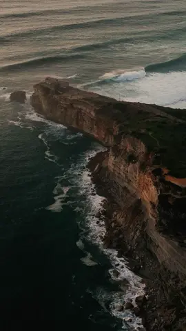 Já sonhou que estava voando? Aqui no Gigantes de Nazaré a gente é especialista em tornar sonhos realidades, em desafiar e redefinir o impossível.  Nazaré é um sonho: o paraíso das maiores ondas surfáveis do planeta. Surfistas de todo o mundo se reunem temporada após temporada para desafiar a força da natureza e pegar a maior onda da história. Junte-se a nós nessa comunidade de Gigantes apaixonados por surfe, ondas XXL, natureza e viagens inesquecíveis. Seja Gigante em tudo que fizer.