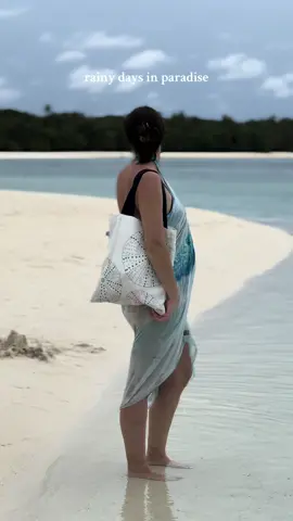 🌧️🌧️ with my beautiful tote bag from @koa.mv on Insta 🩵 #maldives #ourtropicalfamily #family #rainyday 