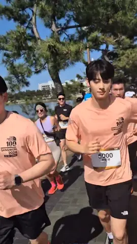 Cha Eun-Woo at The North Face event🏃🧡  #은우 #이동민 #차은우 #chaeunwoo #leedongmin #eunwoo #ASTRO #aroha #nunu #eunu #Unu #아스트로 #ChaEunWoo #차은우 #チャウヌ #车银优 #ชาอึนวู