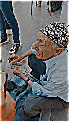 في السادسة والثمانين من عمرة ومازال يتحدث عن الزعيم♥️#عبدالكريم_قاسم #الزعيم_عبد_الكريم_قاسم #حالات_واتس 