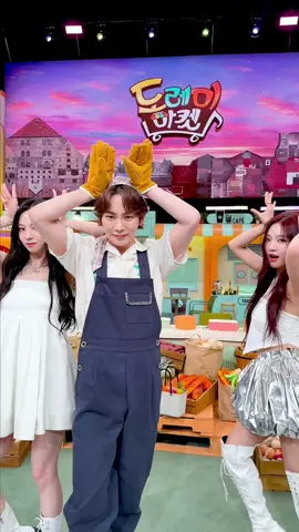 #Supernova with #KEY 🦊🧤 #키 #SHINee @SHINee #KARINA #카리나 #NINGNING #닝닝 #aespaSupernova #Armageddon #aespaArmageddon