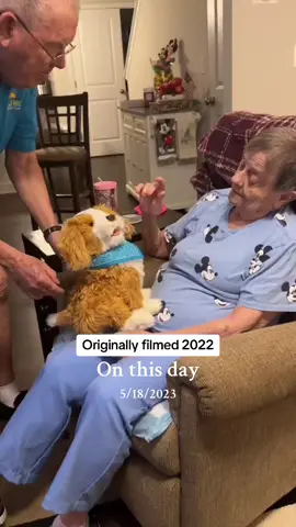 She was so happy when she got puppy @JoyForAll #Caregiver #Alzheimers #imbetty #Caregiverlife #ENDALZ #AlzheimersAwareness #Dementia #DementiaAwareness #rememberme 