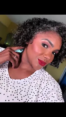 Mana! Si tienes una base unos tonos más claro a tu tono de piel, aquí te mostramos cómo trabajarla para que se vea bien.  Productos que use: Primer @Maquíllate conmigo 💄 💄  Base @Estée Lauder  Contorno en crema @sephora  Rubor en crema @Temu  Corrector @COVERGIRL  Polvo @Rare Beauty  Contorno @Ace Beauté Cosmetics  Rubor @almay Fijador @bebella Dime si te gusto? Te leo ⬇️⬇️⬇️ Like 👍🏾 Comenta 💬 Comparte 🗣️ #loidamua #beautifulmakeup #tutorialmakeup #wedontstop #Godincontrol #dominicanmakeupartist #fyp #foryoupage #longervideos 