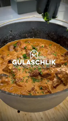 Anzeige: Gulaschlik im Dutch Oven! #dutchoven #gulasch #rindergulasch #essen #bbq #food #grillen #dutchovencooking  ☑️ Das Rezept findest du im Video bei Sekunde 🔴0:43 und in meinem Blog (edelküche.com) der Link ist in der Bio!