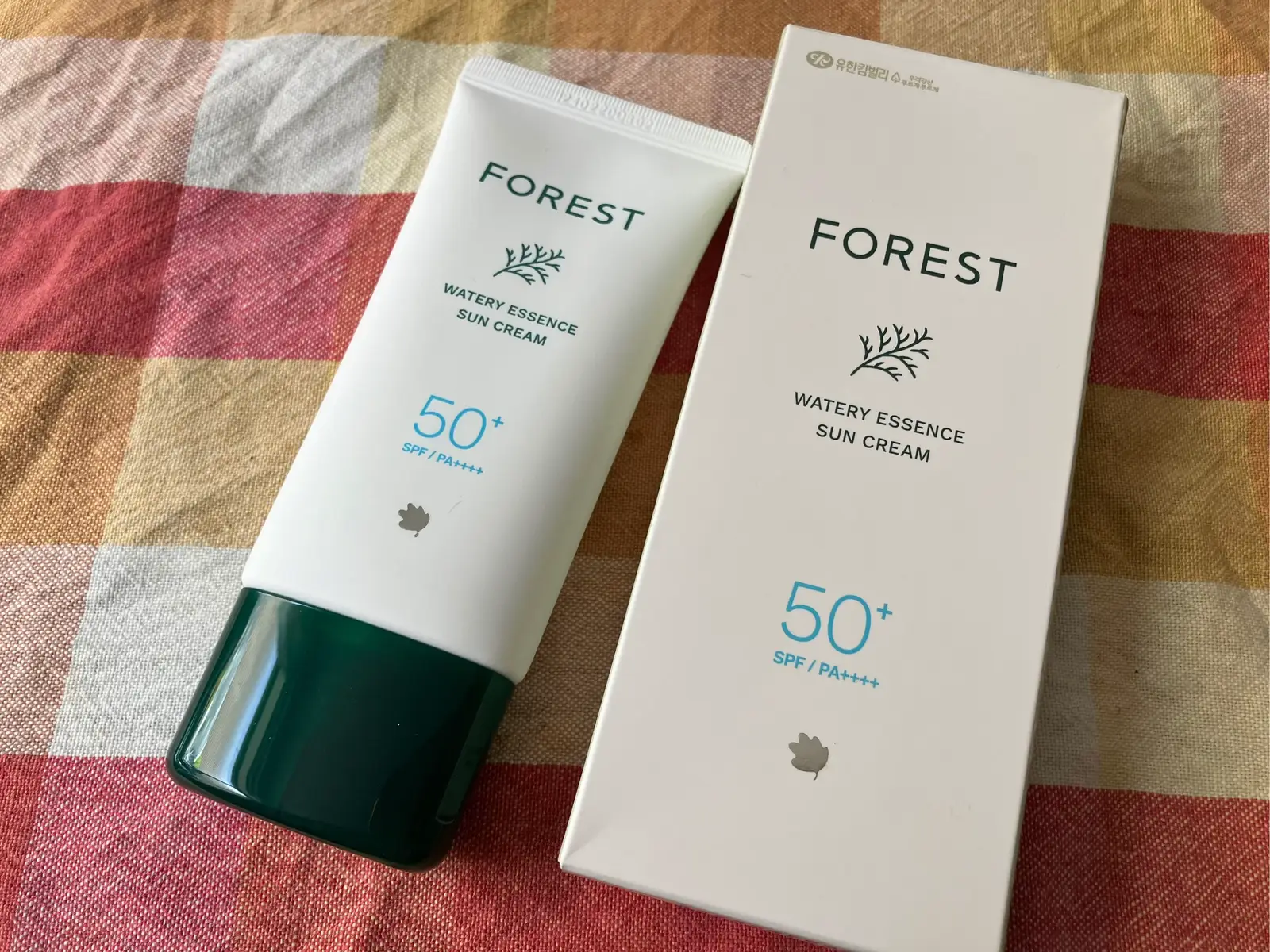 GREEN FINGER フォレスト  エッセンスサンクリームを 使ってみました。 韓国初の低刺激処方の 日焼け止めでSPF50＋　 PA＋＋＋＋と 高い紫外線防止効果があります。 みずみずしいテクスチャーで 肌にスルスルと伸ばしやすくて、 白浮きせず、肌になじみやすい。 時間が経っても 肌にがしっとりしたままだったのは 驚きました。 敏感肌、乾燥肌のわたしでも 使いやすい日焼け止めでした。 80gとたっぷり入っているので 惜しみなく、 使うことができるのがいいですね。 #韓国コスメ　#日焼け止め #フォレストエッセンスサンクリーム  #低刺激処方　#敏感肌 #グリーンフィンガー #フォレストマイルドカーミングサンクリーム