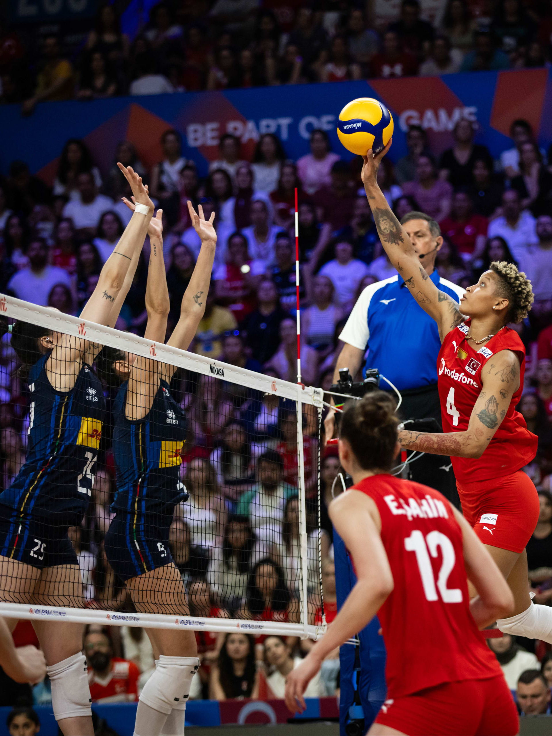 🔥 From the brink of defeat to a stunning victory! Watch Turkey’s epic comeback in the first set against Italy at VNL 2024. #TurkeyVolleyball #VNL2024 #EpicComeback #TurkeyVsItaly #VolleyballComeback #NeverGiveUp #fileninsultanları #pallavolo #voleibol #voleybol #volleyball #womensvolleyball #melissavargas #antropova