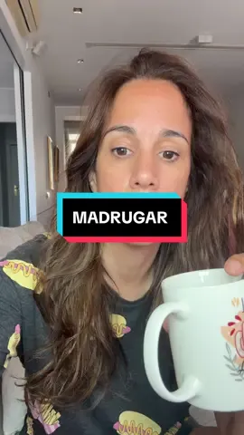 Desde que soy madre, he observado un fenómeno que me tiene loca: los niños de lunes a viernes hay que despertarlos a gritos y aún así cuesta mucho despertarlos, sábado y domingo que no hay colegio se despiertan solos y muy pronto. Por qué ¿ #niños #mishijos #findesemana #maternidadconhumor #sermama #mama  