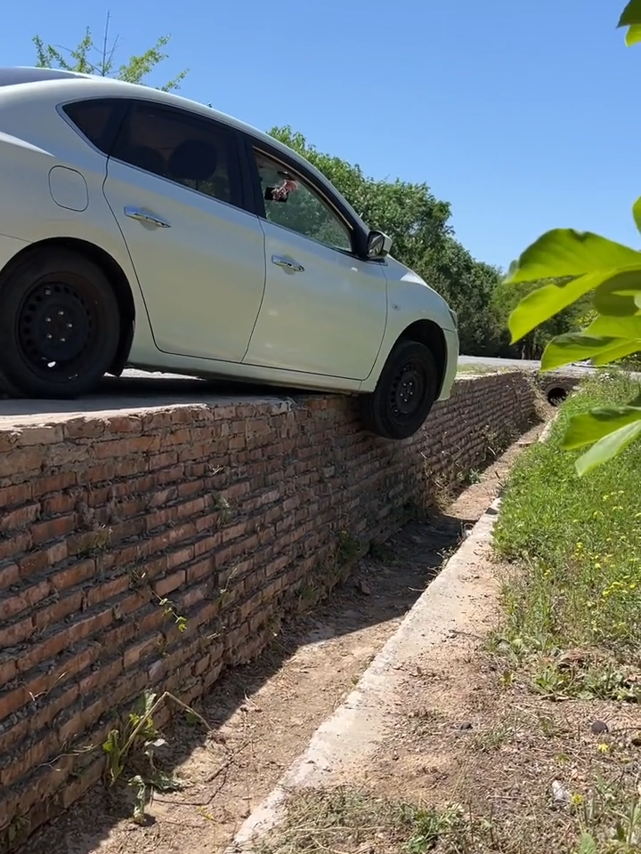 How to escape when a car wheel is stuck #carsafety#automobile