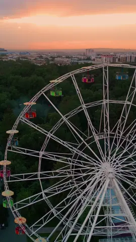 🚁 Полет на дроне над Центральным парком Алматы под закатное небо! Удивительные виды на колесо обозрения, пруд и величественные горы с телевышкой на Кок Тобе. Наслаждайся красотой природы и магией заката! 🌅🎡🏞 #Алматы #CentralPark #DroneFootage #Закат #Sunset #Природа #Nature #КокТобе #KokTobe #гидпоказахстану 