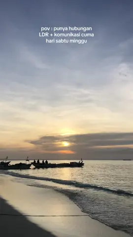 harus punya kesabaran seluas samudra kalo punya hubungan sama orang yang waktunya 90% milik negara