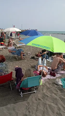 Oggi mare libero sulla spiaggia di Roma. I nostri ombrelloni colorano la spiaggia. Per questa stagione, in tutta Italia, potete andare al mare in una delle concessioni scadute e ancora illegittimamente occupate dalle strutture balneari, senza che nessuno possa chiedervi il pagamento di alcun servizio, né farvi allontanare. I concessionari scaduto hanno chiamato le forze dell'ordine, che hanno amichevolmente chiacchierato con noi, godendosi questa giornata di mare purtroppo un po' grigia, ma comunque bellissima. Decine di persone si sono aggiunte a noi. Viva il coordinamento nazionale mare libero! #marelibero #spiaggelibere #concessioni #direttivabolkestein #governo #consigliodistato #balneari #liberiamoilnostromare 