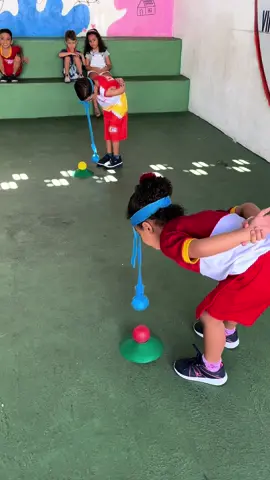 Educação física escolar. #brincadeirasejogos #equilibrio #atencao #educaçãofísica #auladeexcelência #kids #habilidadesmotoras #coordenaçãomotora #recreação #recreação #corpogestoemovimento #educaçãofísicaescolar 