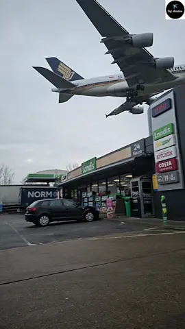 Singapore Airlines 🇸🇬 Airbus A380 ✈️ flying very low over the petrol station ⛽️ 🚉 😲😱   #omg #unbelievable #view #plane #singapore #airlines #airbus #airbusa380 #london #heathrow 