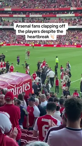 The Arsenal fans clap the players for their efforts, despite a heartbreaking end. 👏🏻💔 #arsenal #coyg #afc #gunners #PremierLeague #saka #fyp #dailymail 