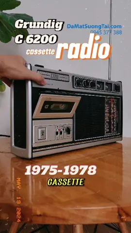 #Giá #8trieu Sản xuất nắm 1975 đến năm 1978 Với thiết kế Loa đồng trục cùng nút gạt có thể tùy biến 1 hoặc 2 loa trên cùng 1 trục. Radio Cassette C 6200 là dòng Máy Mono ĐÁNG CHƠI  Khả năng đặc biệt của em này là phần Radio có thể lưu đến 6 kênh, giúp người chơi có thể nghe Radio FM một cách dễ dàng, điều mà Radio Nhật rất ít thấy #grundigc6200 #grundig6200  LP AUDIO Đã Mắt Sướng Tai ----------------- Heartline/ Zalo: 0945 377 388 Facebook: https://www.facebook.com/damatsuongtai Website: https://damatsuongtai.com/ Zalo OA: https://zalo.me/86911479470429375 Tiktok: https://www.tiktok.com/@lpaudio Đăng ký kênh để theo dõi các sản phẩm mới của nhà LPAUDIO nha #Lpaudio, #Lpaudio #lpâmthanhnhật #đãmắtsướngtai #antique #vintage #decorvintage #cassette #radio #chill #suutam #decor #radio #fm, #am, #Lpaudio, #Lpaudio #lpâmthanhnhật #đãmắtsướngtai #antique #vintage #decorvintage #đồcổ #đàiradio 