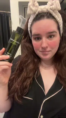 My skin is usually super sensitive, and I had no issues with it. My face felt amazing afterwards 🥰 #skincare #skincareproducts @heimish_cosmetics #skincareroutine #skincaretips #SkinCare101 #koreanskincare #heimish #heimishcosmetic #matchabiomecleansingoil #beauty #koreanskincareproducts #fyp #foryou #SelfCare #momtok 
