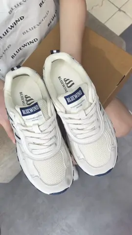 👟🌟  Mã Giày 68862! 👟🌟 🎨 Màu sắc độc đáo: Trắng Xanh và Trắng Nâu, 🌟 Kiểu dáng đỉnh cao: Thiết kế đặc trưng cho nữ giới, giày thể thao 68862 là sự kết hợp hoàn hảo giữa phong cách và thoải mái. 👌 Chất liệu đỉnh cao: Thân giày được làm từ vải dệt kim thoáng khí kết hợp với da mềm, mang lại cảm giác thoải mái và thông thoáng cho đôi chân của bạn. Đế cao su nguyên khối chắc chắn, bền bỉ và đảm bảo độ bám dính tốt trên mọi bề mặt. 📏 Độ cao lý tưởng: 5cm, giúp tạo ra sự thoải mái và tự tin cho bước chân mỗi ngày. ⚖ Trọng lượng lý tưởng: Chỉ 700g 🎁 Full Box: Sản phẩm được đóng gói cẩn thận và đầy đủ trong hộp.