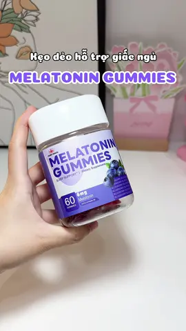 Kẹo dẻo thuần chay ăn ngon lại hỗ trợ đi vào giấc ngủ nhanh hơn, ngủ lâu hơn và thức dậy với tinh thần sảng khoái #keodeo #melatonin #keodeongungon #keongu #keongungon #matngu #khongu #hotrogiacngu #ngungon #chamsoccothe #meongungon #beauty #lamdep #reviewlamdep #xuhuong #viral #fyp