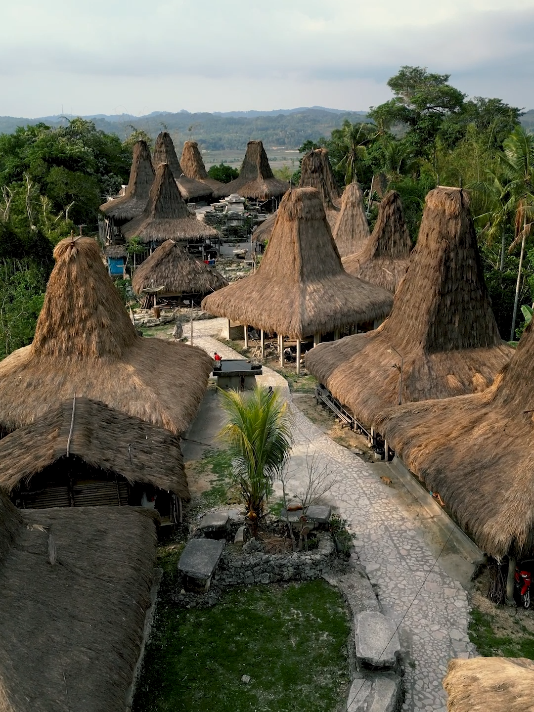 Soar above the enchanting Praijing Village and witness the beauty of Sumba from a bird’s-eye view. From traditional thatched houses to lush landscapes, see the heart of this cultural gem like never before. 🚁🌿 #PraijingPerspective #DroneDiscoveries #praijing #Sumba #ExploreSumba #pesonaindonesia#wonderfulindonesia#wonderfulplaces www.exploresumba.com