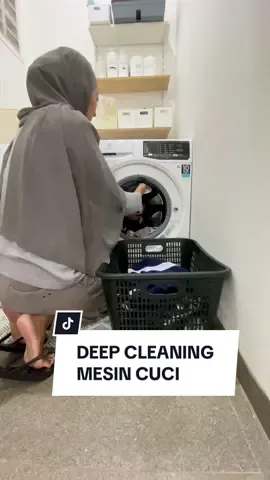 Deep cleaning mesin cuci biar awet karena mesin cuci kita tuh kerja keras tiap hari, tiap minggu, tiap bulan bahkan bertahun-tahun. Pake washing machine care cleaner ini nggak bisa bikin bersih 100% ya kecuali kita panggil service mesin cuci buat bongkar dan bersihin, tapi bisa buat maintain sebulan sekali supaya mesin cuci lebih awet dan tahan lama. #fyp #fypシ゚viral 