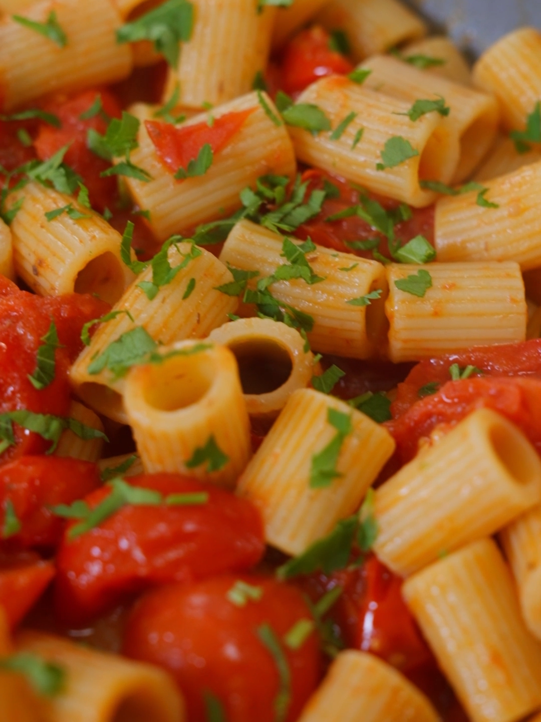 PASTA CON POMODORINI E ALICI Un’idea facile e veloce per un pranzo, o una cena di tutti i giorni 😊 INGREDIENTI 320g mezze maniche 500g pomodorini 5 filetti di alici 1 spicchio aglio 10 capperi Olio d’oliva q.b. Sale q.b. Prezzemolo q.b. (tritato) PROCEDIMENTO In una padella mettiamo un filo d’olio, lo spicchio d’aglio tagliato a metà e le alici. Facciamo sciogliere nell’olio i filetti di alici mescolando. Tagliamo a pezzi i pomodorini direttamente in padella. Aggiustiamo di sale e diamo una mescolata. A questo punto copriamo con il coperchio e lasciamo cuocere per 5-6 minuti con la fiamma al minimo. Intanto mettiamo a cuocere la pasta in acqua bollente salata. Aggiungiamo ai pomodori e alle alici una decina di capperi, per dare più sapore. Quando il sughetto è pronto, spegniamo il fuoco e rimuoviamo l’aglio. Scoliamo la pasta e ripassiamola per bene in padella con il condimento. A fuoco spento, completiamo aggiungendo un po’ di prezzemolo tritato. Impiattiamo subito e gustiamo questa buonissima pasta pomodorini e alici! #ricetta #ricettafacile #ad #fattoincasadaBenedetta #benedettarossi  #pasta #recipe #pastaveloce #fattoincasapervoi #pastaconalici #cucinaitaliana