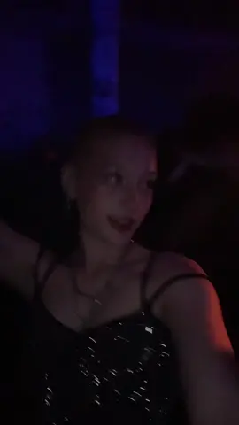 All eyes on me (but probably because i impulsively went bald) 🤭 @nektar303 #rave #chicago #makeup #techno #dance #bald #shavedhead #buzzcut 