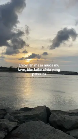 Nikmati masa muda mu#fyp #4u #soudviral #bismillahrame #katakatastorywa_ #fyppppppppppppppppppppppp #sunsetlover 