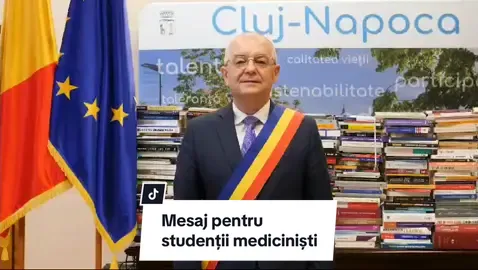 Cluj-Napoca: Felicitări studenților mediciniști pentru cea de a X-a ediție a Conferinței H.E.A.R.T, eveniment dedicat sănătății, educației și cercetării în domeniul medical Conferința H.E.A.R.T., realizată de studenții Universității de Medicină și Farmacie, a devenit un brand al Clujului, reunind anual în orașul nostru tineri remarcabili, cercetători și specialiști în medicină de la nivel național și internațional. Din mesajul transmis studenților mediciniști: - Treaba noastră, a autorităților locale, este să vă oferim infrastructură de cel mai înalt nivel unde dumneavoastră să puteți practica medicină de calitate. - Spitalul Regional de Urgență care se face acum în Florești, o investiție de aproape 700 de milioane de euro, aduce nivelul infrastructurii în sănătate de la Cluj la unul european din toate punctele de vedere, un loc unde dumneavoastră să vă puteți exercita meseria,așa cum ați învățat în facultate, așa cum v-ați pregătit în toți anii aceștia de studenție. Cu asta sperăm ca voi să rămâneți acasă. - Este cel mai important obiectiv pe care îl avem: ca românii să nu mai ia doar un bilet dus când pleacă spre vestul Europei, să ia un bilet dus-întors. Asta înseamnă că trebuie să se întoarcă acasă și să poată avea o viață de calitate, inclusiv ca profesioniști în domeniul medical aici, la Cluj. - Inteligența Artificială revoluționează și va revoluționa medicina în continuare. Ne va permite noi descoperiri științifice, noi medicamente, tratamente personalizate; computerele vor putea face munca unui cercetător din 100 de ani în câteva zile. - Toate datele științifice prelucrate de Inteligența Artificială vă vor da vouă instrumentele necesare să faceți o medicină de cel mai înalt nivel și să aduceți multă bucurie, optimism și sănătate în viețile oamenilor. - Vă invit să reflectați la aceste beneficii, să aveți grijă să utilizați inteligența artificială în concordanță cu interesele umanității, pentru scopurile umanității și să fie doar un instrument ajutător.  Încă odată, felicitări pentru faptul că în continuare mențineți conferința H.E.A.R.T la un nivel atât de ridicat!