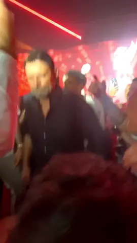 A despedida de Jurgen Klopp do Liverpool não acabou em Anfield. O clube organizou uma festa e o treinador mostrou os dotes de dança junto dos jogadores e em palco 🕺🏻 🎥 X #liverpoolfc #lfc #klopp #jurgenklopp #ynwa #tiktokdesporto #tiktokfootball