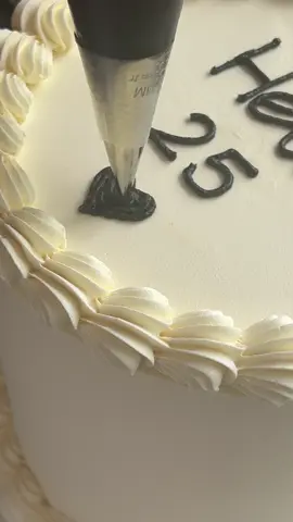 🖤🎂 #cake #cakedecorating #buttercream #piping #birthdaycake #caketok #cakevideo #fyp #foryoupage 