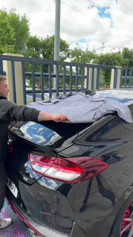 El piloto hace algo muy importante que es pasar un trapo para secar el coche #automovil #coches #detailingcars 