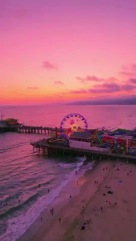 🎥: @I&M T. Getting ready for summer sunsets at the beach 🎡 #discoverLA #thingstodoinlosangeles #losangeles #laliving #explorepage #tourism #visitlosangeles #beach #NowPlaying 