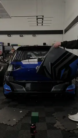Wrapping the boot on this track spec VW Golf 7R in a custom designed printed livery! 🤩🤩 Wrapped for @hampshirephotography #vwgolfr #trackcar #carwrapping #wrap 