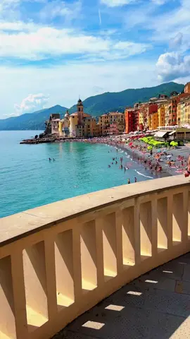 📍Camogli enchants with its charming beach nestled between the lush Ligurian hills and the crystal-clear waters of the Mediterranean. Each wave that kisses the shore tells tales of ancient fishermen, while the vivid colors of the houses reflect the vibrant hospitality of this picturesque village ✨🌊 #Camogli #Liguria #Italia #Italy 