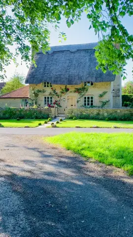 Finding peace and charm at Rose Cottage in the heart of the Cotswolds.🌹✨ 🎞️ @huyenjamin____hailwood  #beautifuldestinations #Home #cottage #smarthouse #fairytale #housing #gardens #passivehouse #TinyHouseMovement #cottagelife #travelstoke #travelcommunity #travelguide #LifeIsGood #homegarden #beautiful #photosofbritain #homereel #Lifestyle #visitengland #england #cottagecore #cotswolds #uk #travel #garden #summercottage #visituk #cozy #cottagelife #village 