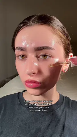 A little tip for my dry skin girlies ❤️ when you wash your face and air dry after, the water evaporates off your face and takes some of the water that’s already in your skin. Doing this consistently can cause dryer skin overtime. I advise applying skincare directly on damp skin or use paper towels (that’s what I do)  #koreanskincare #skincare #skincaretips #skintok #cleanser 