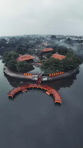 📌 Setu Babakan atau Situ Babakan  adalah suatu cagar budaya yang terletak di Srengseng Sawah, Kecamatan Jagakarsa, Jakarta Selatan.  Situ berarti 'danau' dalam bahasa Sunda, sedangkan babakan berarti 'kampung baru' dan memang desa Situ Babakan diapit oleh tiga buah danau. #setubabakan #betawi #viewdrone #drone #DJIMini4Pro 