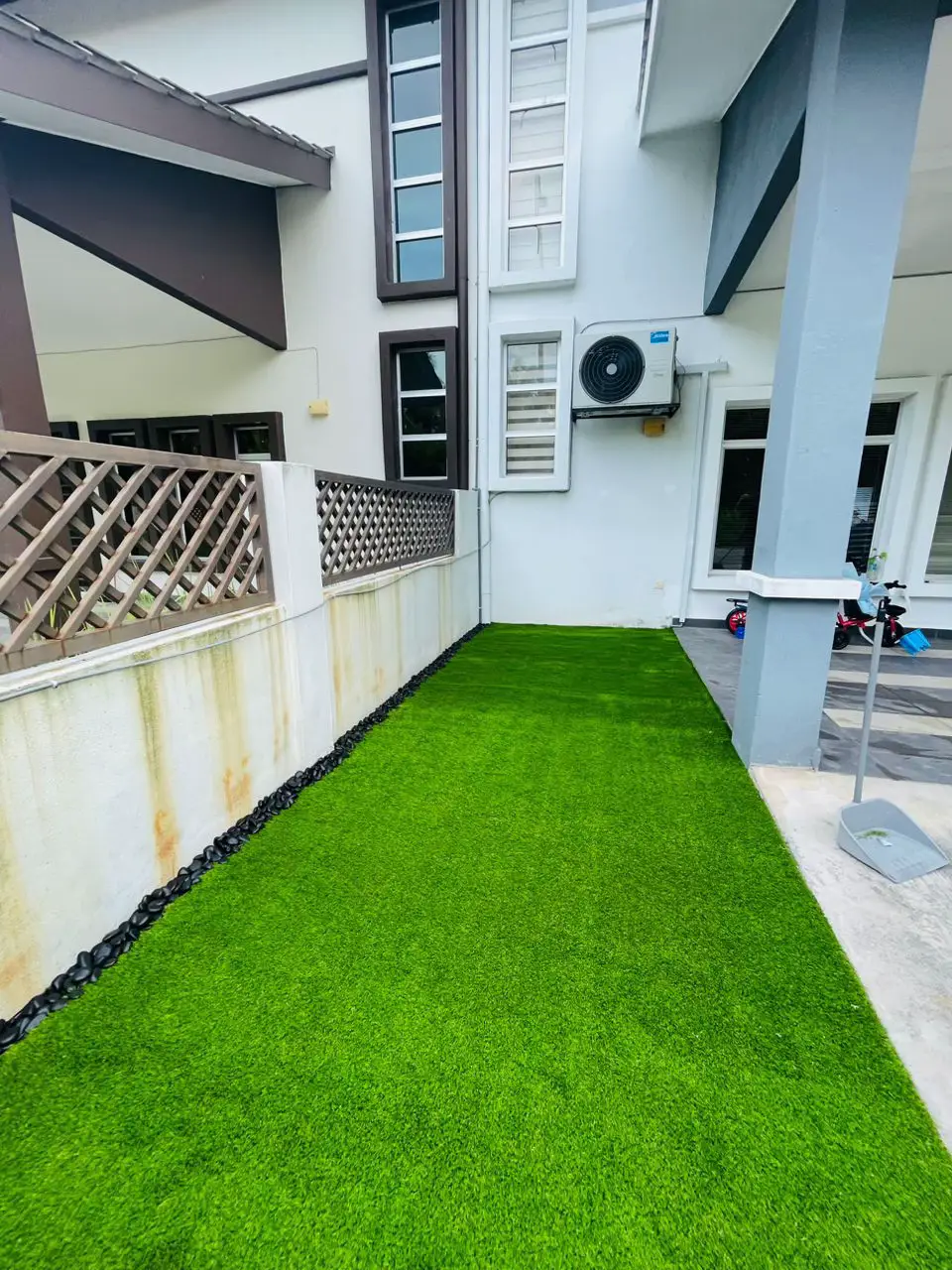 Artificial grass done ✅ terima kasih 😊  #athariflowersnpots #athariflowers #landscape #pasumurahcantik #breezeblock #awningrumah #arch #artificialgrass 