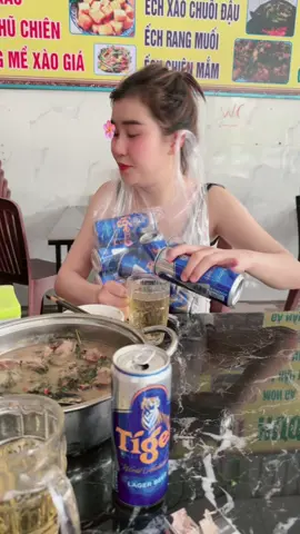 Uống bia phải ôm lon , chứ ko là …,.