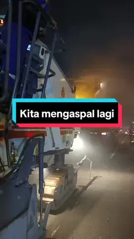 Mengaspal terus sampe menghitam #proyek #jalantol #pejuangrupiah #roadmaintenance #coldmillingmachine #wirtgen #caterpillar 
